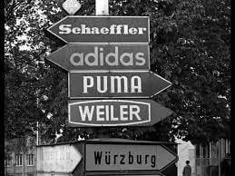 a-white-sign-with-black-text_433_1003 Adidas vs Puma: Como uma Briga de Irmãos Criou Duas das Maiores Marcas Esportivas do Mundo