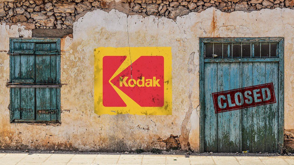 kodak-falencia-motivo-empresa-transformacao-digital-tecnologia A História da Kodak: Como a Invenção da Câmera Digital Selou o Destino da Empresa.